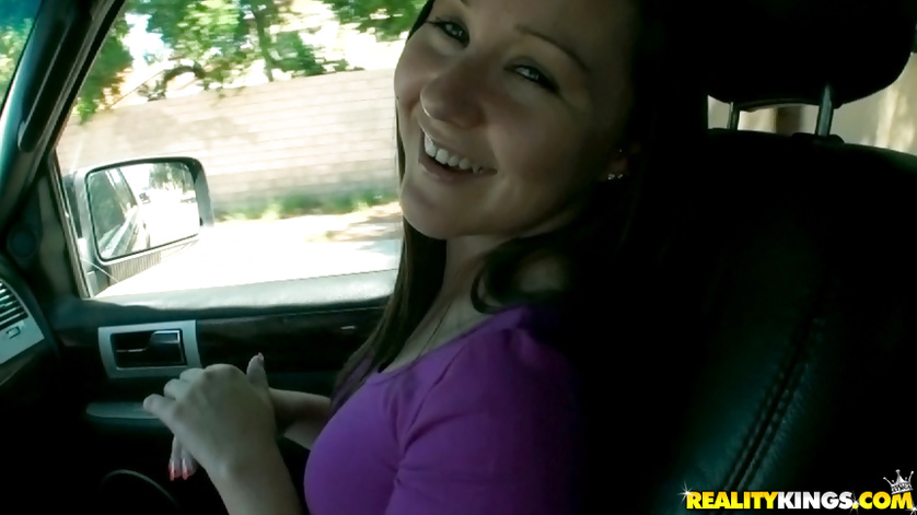 Tattooed slut is getting her lovely holes tortured in the car