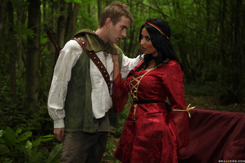 Robin Hood gets to rail the hottest chicks in the woods
