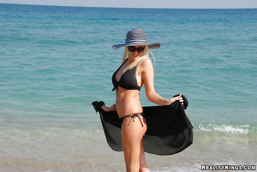 Blonde in black bikini knows it all about awesome fuck